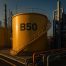 Fasilitas penyimpanan biodiesel modern di Indonesia menampilkan tangki besar dan jaringan pipa industri, menggambarkan transisi biodiesel B50 menuju energi berkelanjutan.
