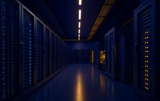 Status pusat data nasional di Indonesia dengan lorong server modern bercahaya lembut, menonjolkan infrastruktur daya, pendinginan, serta redundansi untuk kampus data Bekasi–Karawang.