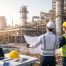 Tim engineering meninjau perencanaan lapangan pada proyek fasilitas industri sebagai gambaran peran engineering terpadu proyek industri dalam menekan risiko konstruksi