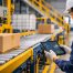 Material handling fasilitas industri untuk mendukung kelancaran distribusi material, efisiensi operasional, dan keamanan kerja di area produksi modern